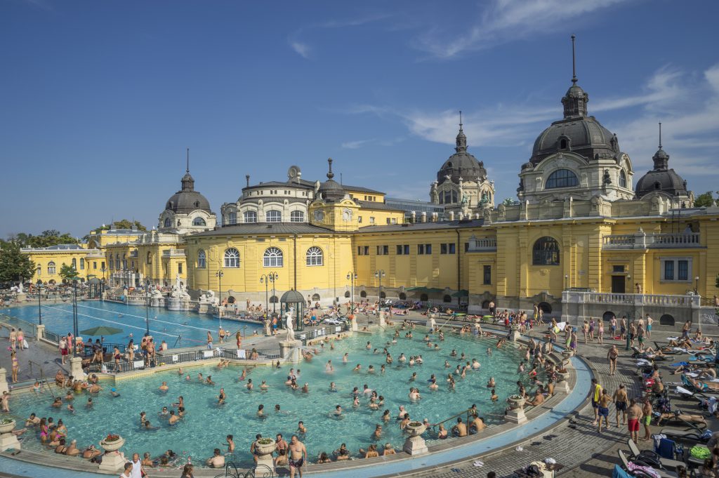People in the outdoor swimming pools of the Széchenyi Thermal Bath or Széchenyi-gyógyfürd?, Neo-Baroque style, the largest medicinal bath in Europe.